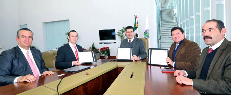 Firma del convenio entre el mandatario estatal, Miguel Alonso Reyes y representantes de la empresa Construcciones MS ■ foto: la jornada zacatecas