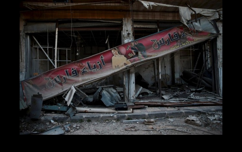 Una tienda de ropa femenina luce devastada por el bombardeo, en Jobar, un suburbio de Damasco, Siria. Foto Reuters