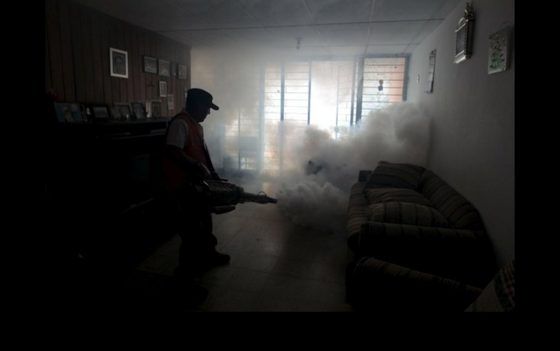 Fumigación contra el mosquito transmisor del zika, en un barrio de Santa Tecla, El Salvador. Foto Reuters