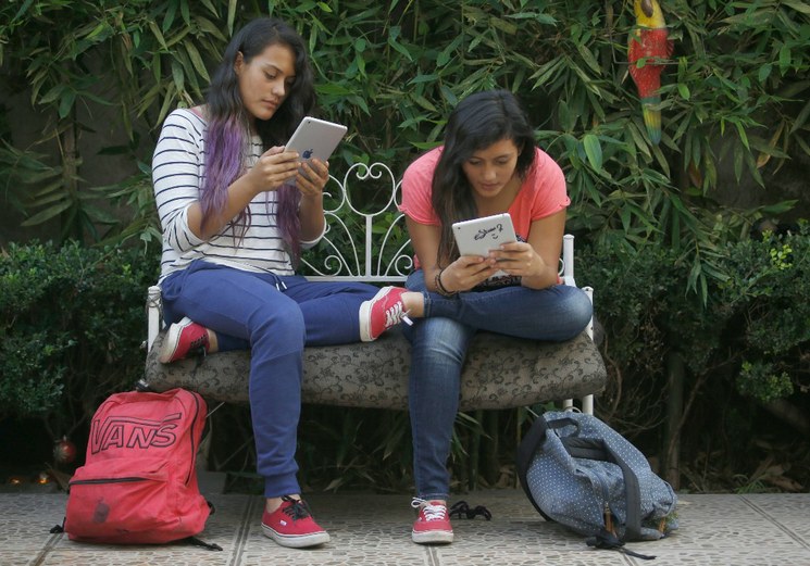 Uso de Internet en Tablets, el 04 de noviembre de 2015. Foto Carlos Ramos Mamahua