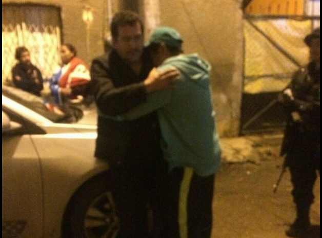 Uno de los familiares abraza a una de las víctimas afuera del Ministerio Público de Arcelia. Foto Cecilio Pineda