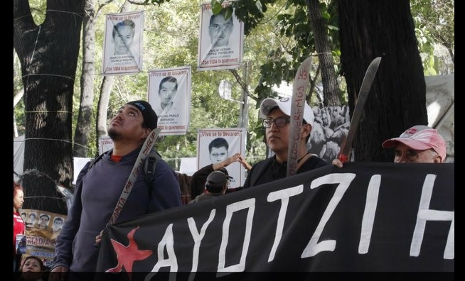 Padres de familia de los 43 normalistas de Ayotzinapa durante su reunión con la procuradora Arely Gómez, en la sede de la PGR.