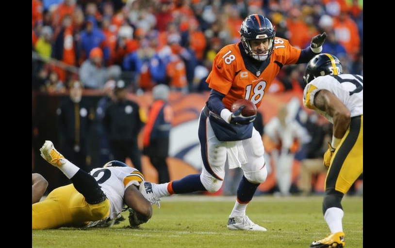El quarterback de los Broncos, Peyton Manning (centro). Foto Ap