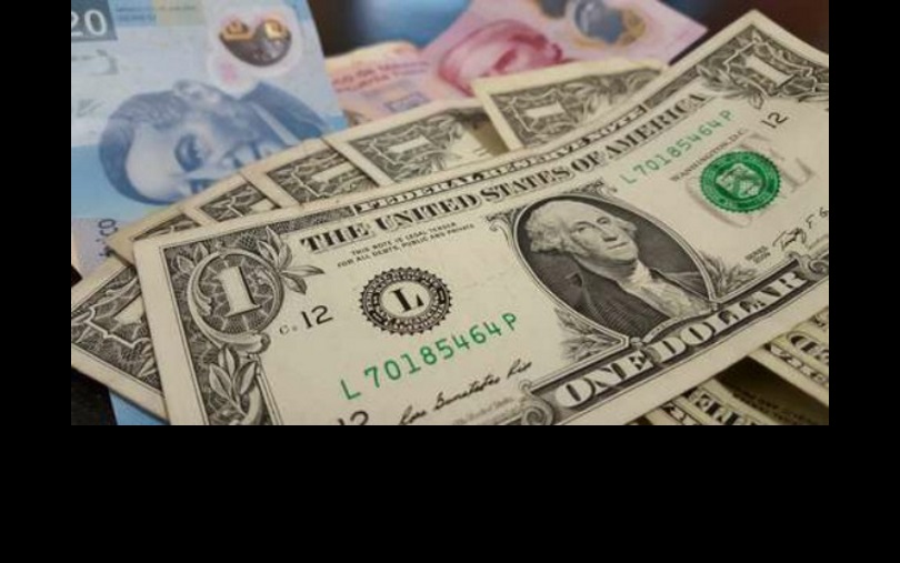 El dólar cerró a 18.2760 pesos en las grandes operaciones interbancarias, un precio mayor en siete centavos al de la víspera. Foto José Núñez / Archivo
