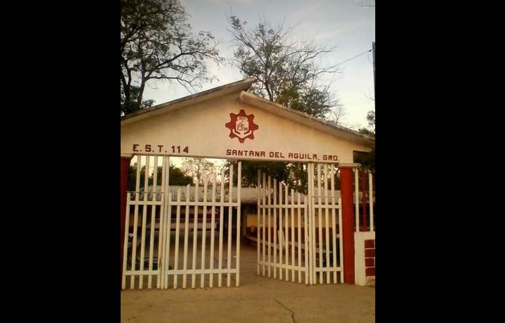 Escuela secundaria técnica 114, en el municipio Ajuchitlán del Progreso, en la Tierra Caliente de Guerrero, donde cinco profesores fueron plagiados. Foto La Jornada