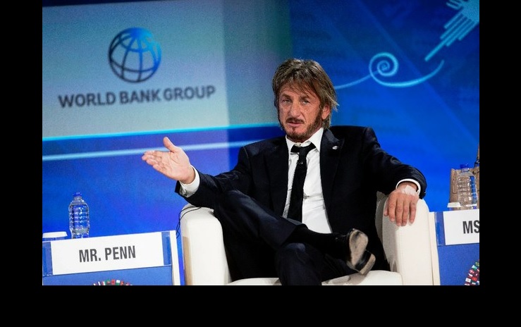Sean Penn durante una conferencia del Banco Mundial en Lima. Foto Archivo