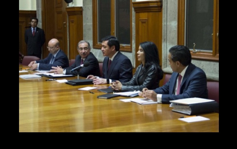 El secretario de Gobernación, Miguel Ángel Osorio Chong se reunió con el ministro presidente de la SCJN, Luis María Aguilar Morales, y la Procuradora General de la República, Arely Gómez para analiza los avances de la implementación de la reforma constitucional en materia penal. Foto: @osoriochong