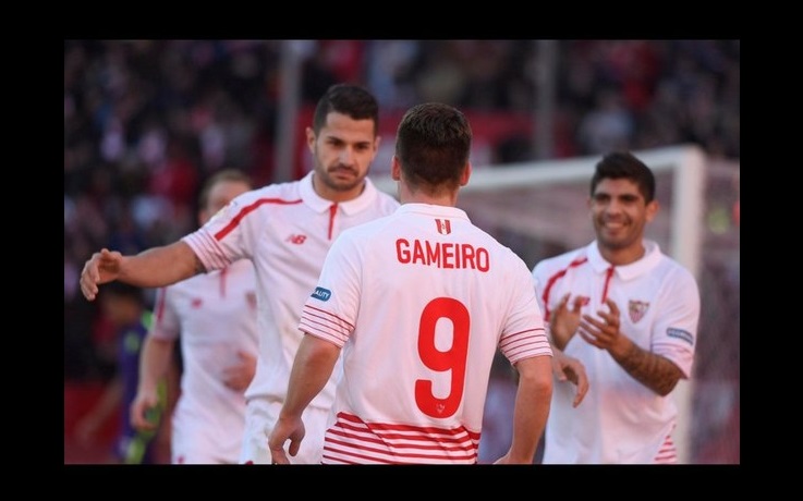 Jugadores del Sevilla celebran una de sus anotaciones. Foto tomada de la cuenta de Twitter @SevillaFC