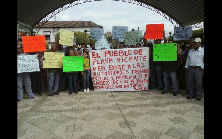 Manifestación en Tierra Blanca en demanda de la presentación con vida de cinco jóvenes secuestrados. Foto Cuartoscuro
