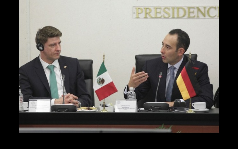 El Presidente del Senado, Roberto Gil Zuarth, encabezó la reunión con el grupo de amistad México-Alemania, este lunes. Imagen difundida por el Senado de la República