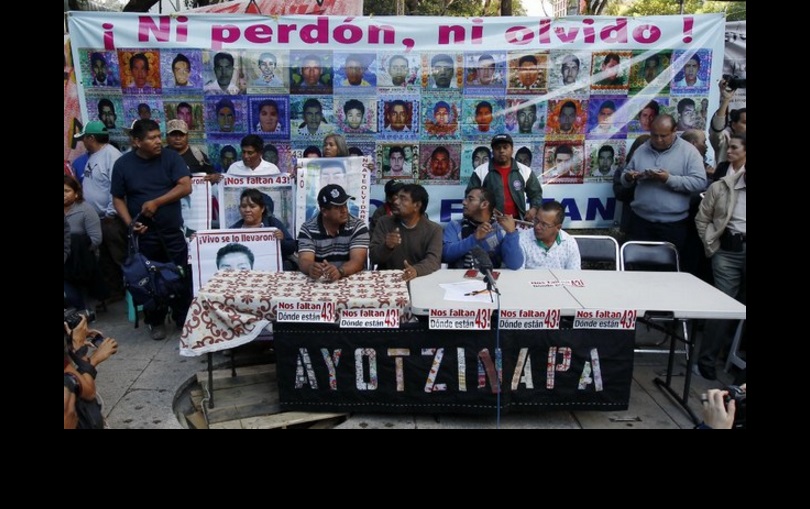Padres y familiares de los normalistas desaparecidos se reunieron con autoridades de la PGR, el 14 enero de 2016. Foto Víctor Camacho