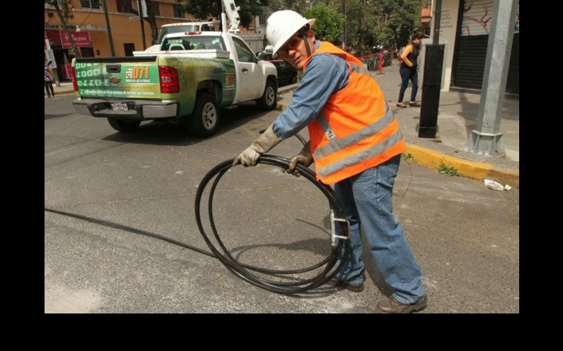 Trabajador de CFE en la Colonia Narvarte, el 15 de febrero de 2016. Foto María Luisa Severiano