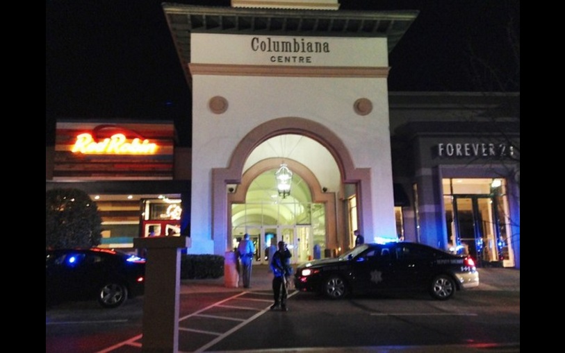 Autoridades resguardan el centro comercial donde fueron reportados los disparos. Foto Ap