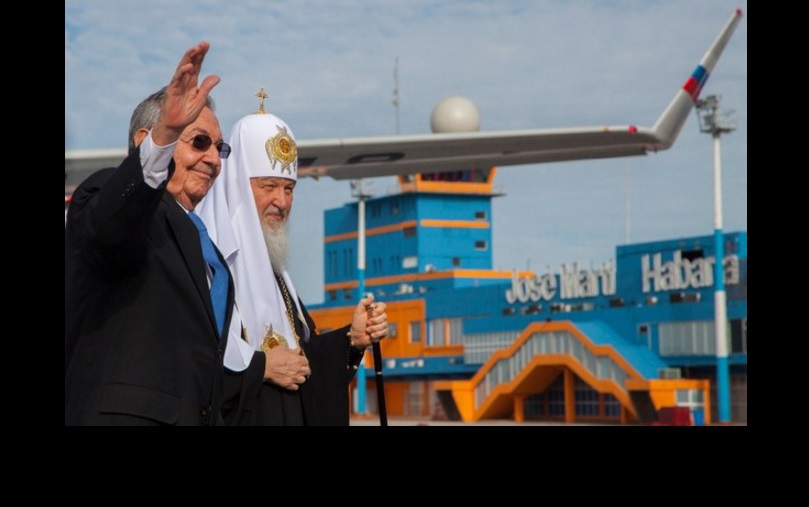 El presidente cubano Raúl Castro recibió al líder de la Iglesia rusa ortodoxa en el aeropuerto José Martí. Foto: Cubadebate via AP