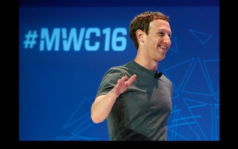El jefe ejecutivo y fundador de Facebbok, Mark Zuckerberg, durante un discurso en el Mobile World Congress en Barcelona. Foto Afp