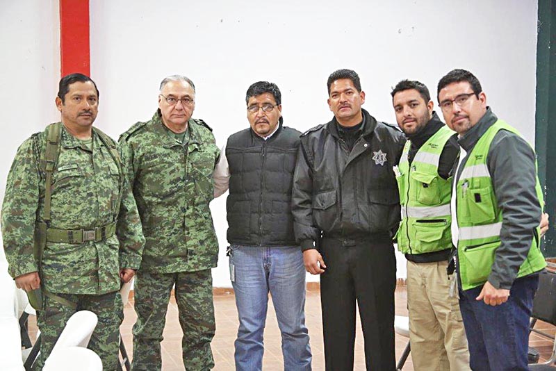 Sergio Martínez (segundo de izquierda a derecha), comandante de la 11 Zona Militar, autoridades estatales y federales y personal de Peñasquito participaron en reunión ■ FOTO: LA JORNADA ZACATECAS