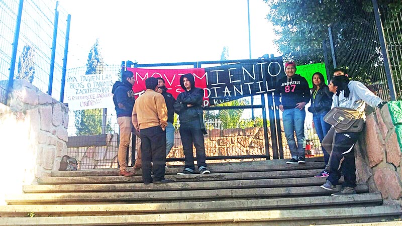 Estudiantes universitarios se manifestaron en la entrada de la Secretaría de Educación de Zacatecas desde el pasado martes ■ FOTO: ANDRÉS SÁNCHEZ
