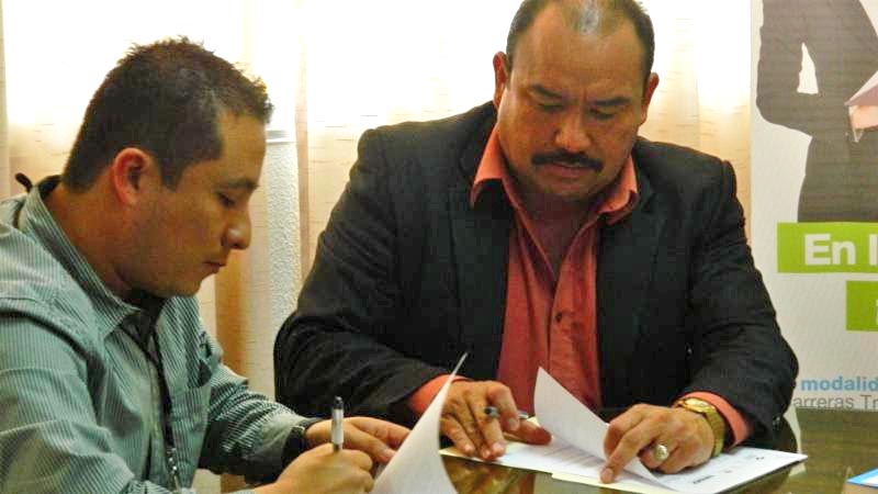 En el acuerdo participaron José Guadalupe Infante Soto (Conalep) y Luis Enrique Treviño (Unidep) ■ FOTO: LA JORNADA ZACATECAS