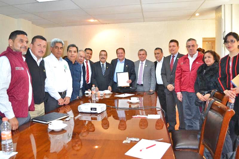 Marco Vinicio Flores Chávez, secretario de educación (al centro), convocó a los integrantes de la mesa a participar de manera decisiva ■ foto: la jornada zacatecas