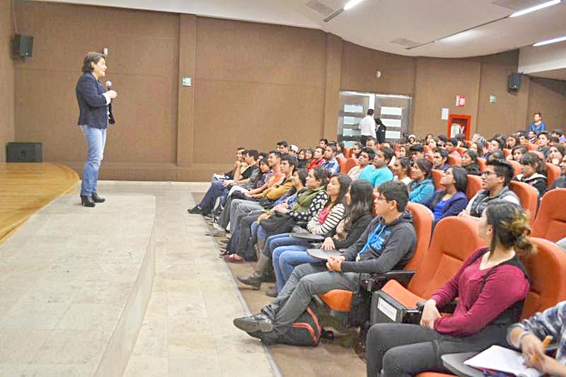 Gema Mercado Sánchez motivó a los asistentes a hacer algo por el país y acercarse a la ciencia como una opción para mejorar el entorno ■ foto: LA JORNADA ZACATECAS
