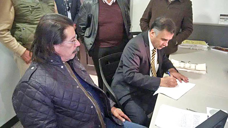 El líder del Spauaz, Crescenciano Sánchez y el Rector Armando Silva firmaron el convenio de desistimiento de huelga en la Junta Local de Conciliación y Arbitraje del Estado de Zacatecas ■ FOTO: LA JORNADA ZACATECAS