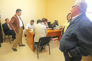 Los precandidatos a la gubernatura por el PRD, Pedro de León y Rafael Flores Mendoza, firmaron el documento con las conclusiones de la negociación ■ fotos: andrés sánchez