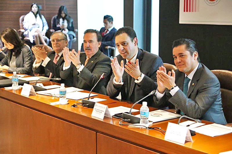 Alejandro Tello se despidió de sus compañeros en el Senado de la República ■ FOTO: LA JORNADA ZACATECAS