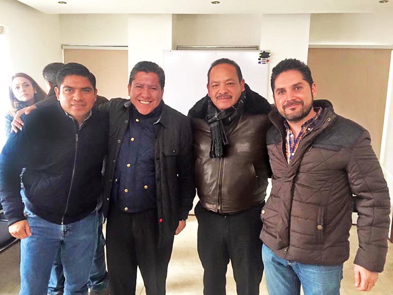 Clemente Velázquez, ex alcalde de Guadalupe (segundo de derecha a izquierda) ■ foto: facebook