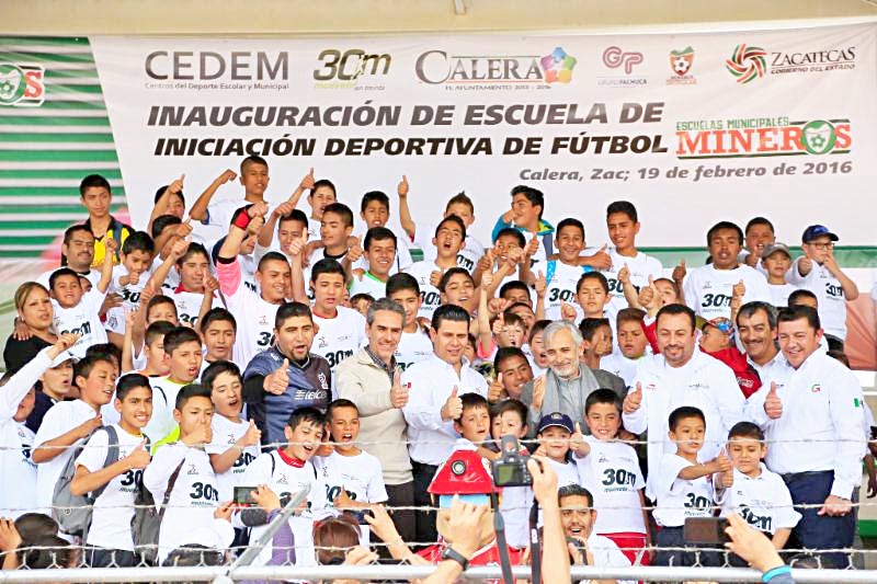 El gobernador del estado estuvo este viernes en Calera para la apertura de la Escuela de Iniciación Deportiva de Futbol Mineros ■ foto: la jornada zacatecas