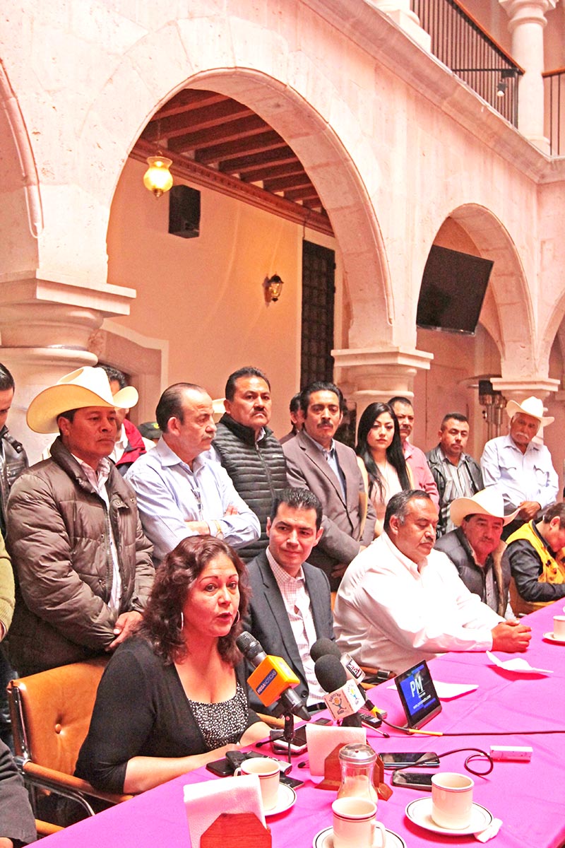 Rafael Flores estuvo acompañado por varios aspirantes a presidentes municipales por la coalición PRD-PAN ■ FOTO: ERNESTO MORENO