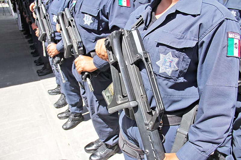 La Policía Estatal se enfrentó con algunas personas que estaban en las inmediaciones del predio ■ foto: la jornada zacatecas