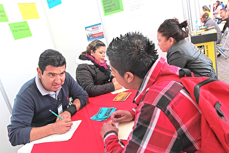 En Guadalupe, 40 compañías instalaron módulos en el Jardín Juárez, donde explicaron a los buscadores de empleo las opciones disponibles ■ FOTO: ERNESTO MORENO
