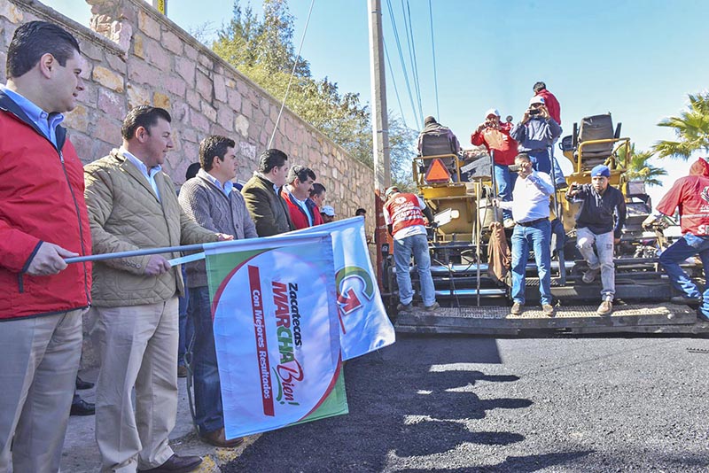 El gobernador y autoridades locales también dieron el banderazo de inicio a las obras de reencarpetamieto de la calzada Proaño ■ FOTO: LA JORNADA ZACATECAS