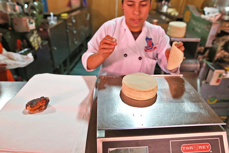 Autoridades informaron que hasta el momento en la entidad la tortilla se mantiene en 11.50 pesos el kilo ■ FOTO: ANDRÉS SÁNCHEZ