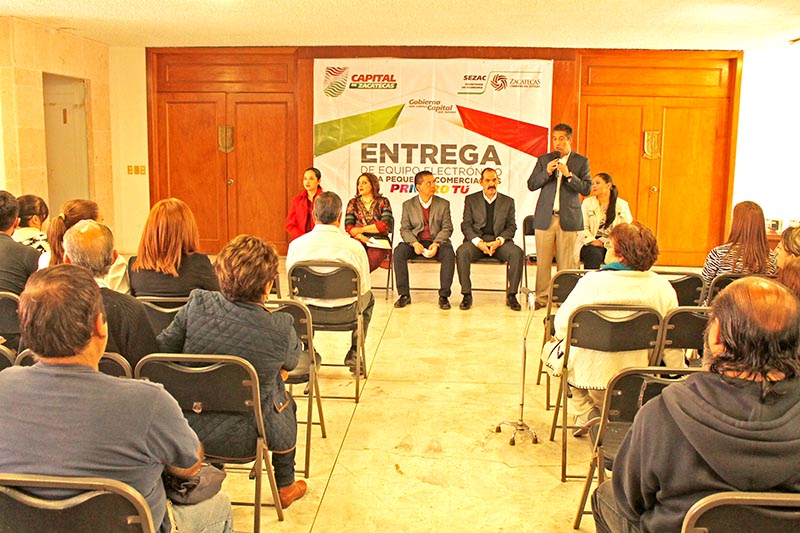 En el evento de entrega estuvieron presentes los 70 pequeños empresarios beneficiados ■ FOTO: RAFAEL DE SANTIAGO