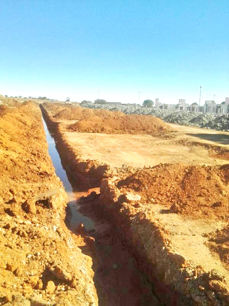 Aspecto de la fuga de agua ocasionada por los trabajos de la constructora ■ foto: la jornada zacatecas