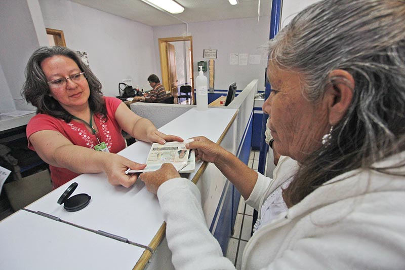 La Secretaría de Relaciones Exteriores emite cerca de 400 pasaportes por día, y se estima que las empresas que se ofrecen a ayudar a llenar los formatos y tomar fotografías llegan a atender hasta 250 de esos 400 ciudadanos ■ FOTO: LA JORNADA ZACATECAS