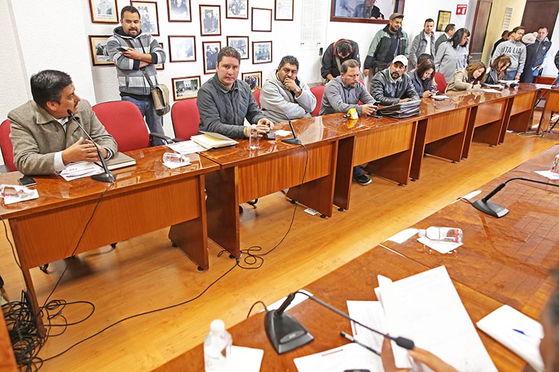 Iván de Santiago (segundo de izquierda a derecha), en sesión de la Comisión Permanente de la 61 Legislatura ■ foto: andrés sánchez