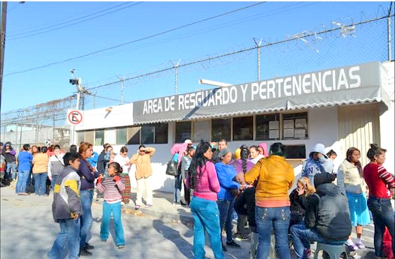 Familiares de internos esperan información fuera del penal de Topo Chico ■ foto: la jornada zacatecas