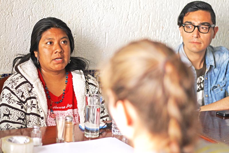 Érika de la Cruz se reunió con zacatecanos que apoyan el movimiento de los familiares de los normalistas ■ FOTOS: ANDRÉS SÁNCHEZ