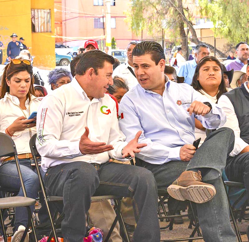 El mandatario estatal (derecha) y el presidente municipal de El Mineral, Gilberto Dévora Hernández, durante el arranque del programa nacional ■ FOTO: LA JORNADA ZACATECAS