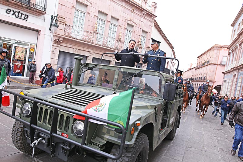 El gobernador y Sergio Martínez Castuera, comandante de la 11 Zona Militar, encabezaron la columna
