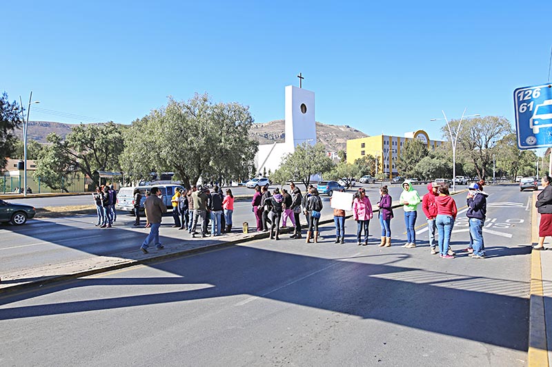 Manifestación efectuada por la maestra Karina Delgado y padres de familia ■ FOTO: ANDRÉS SÁNCHEZ
