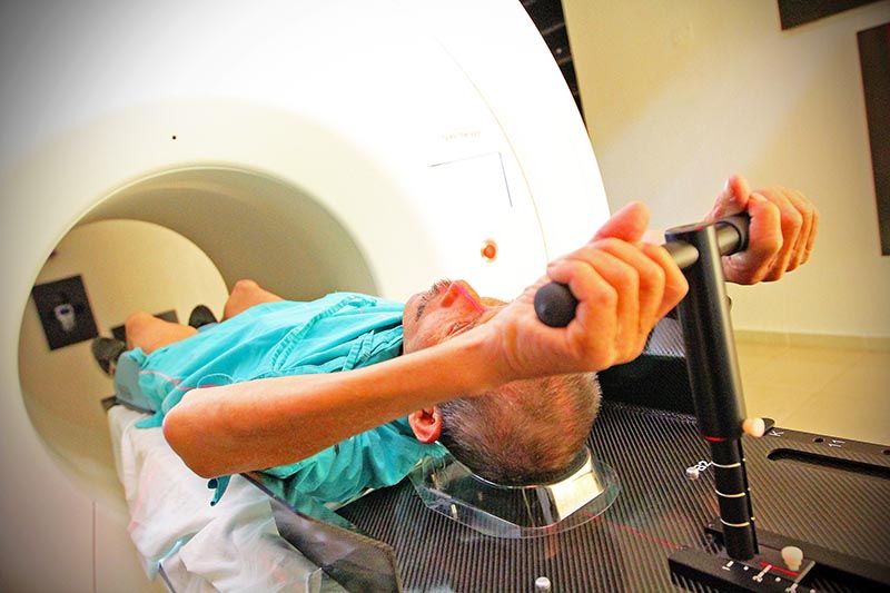 En Zacatecas, el Centro de Oncología mediante un acelerador lineal aplica radioterapia a pacientes con diversos tipos de cáncer. En la imagen, módulo para operar el equipo ■ FOTO: ERNESTO MORENO