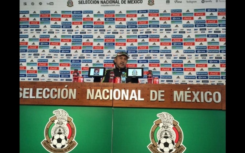 Raúl Gutiérrez técnico de Sub 23,en conferencia de prensa. Foto tomada de la cuenta de Twitter @miseleccionmx