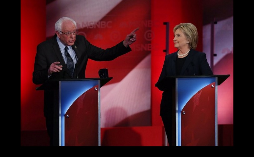 Los aspirantes a la candidatura presidencial de EU por el Partido Demócrata, Bernie Sanders y Hillary Clinton, en Durham, New Hampshire. Foto: AFP