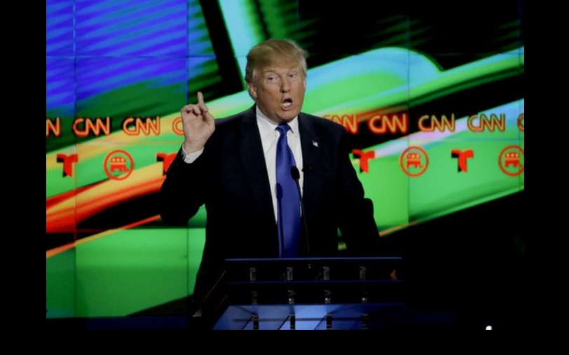 El candidato presidencial republicano, Donald Trump, durante un debate en la Universidad de Houston. Foto Ap