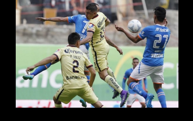 El encuentro entre América y Cruz Azul se realizó en el estadio Azteca. Foto La Jornada / Víctor Camacho