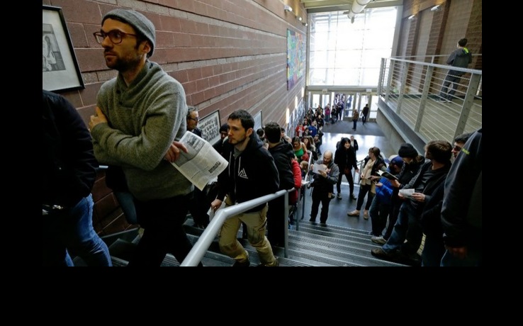 La gente se forma en la preparatoria Garfield para esperar por su voto en la primarias demócratas. Foto Ap