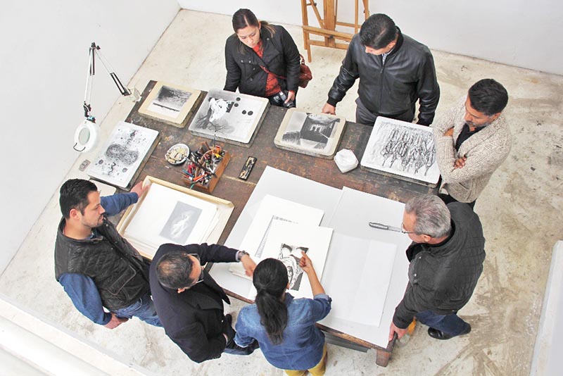 El director general del IZC recibió la carpeta que contiene 48 obras que fueron realizadas en aquel espacio ■ FOTO: LA JORNADA ZACATECAS